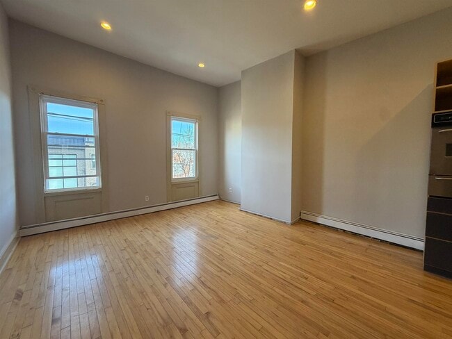 Building Photo - 225 Pine St