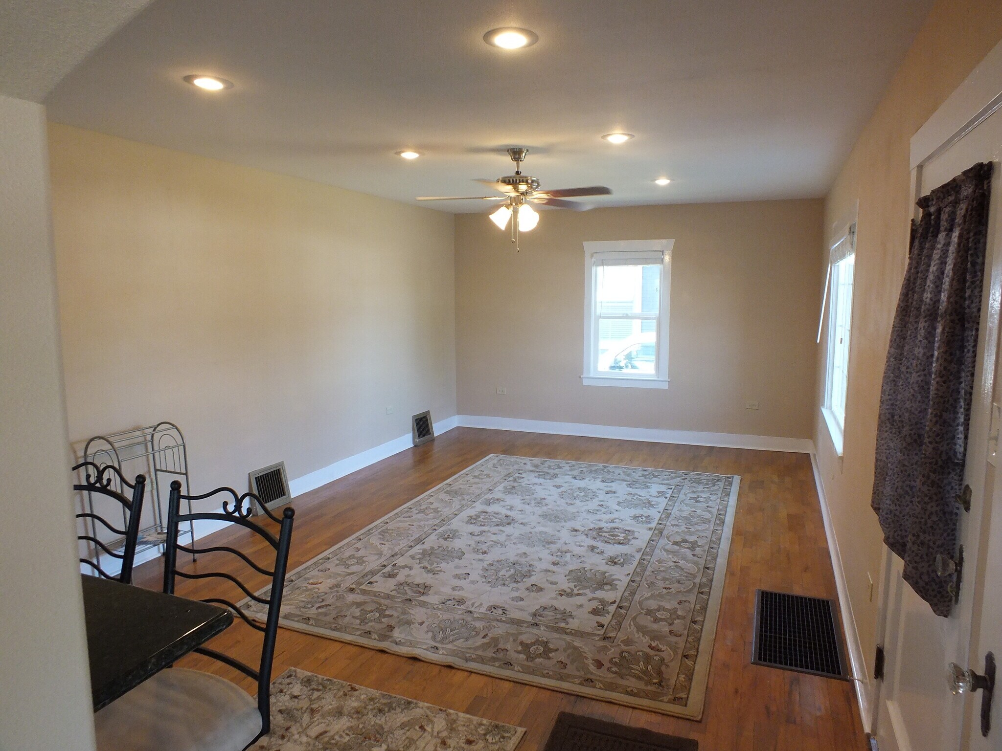 413 Living Room - 413 S 8th St