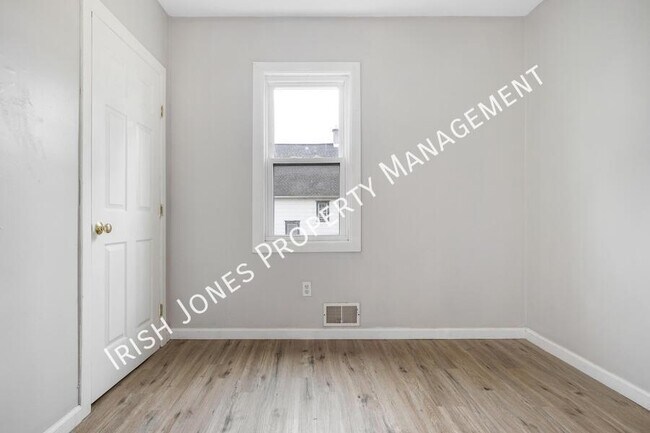 Building Photo - 529 Winslow Ave