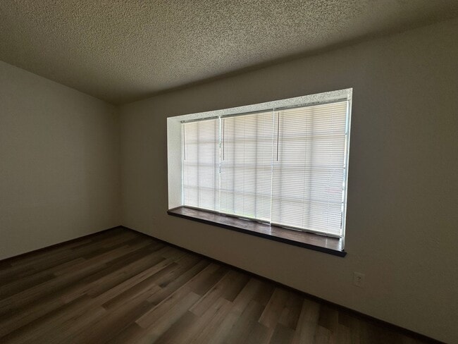 Building Photo - 2 Bedroom 1.5 Bath