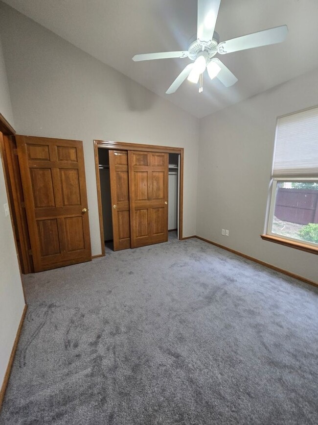 Building Photo - Bright and open Condo, walking distance to...