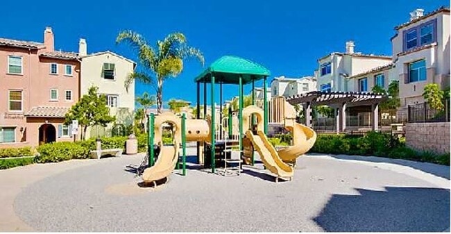 Building Photo - 3 Bedroom Townhome in gated Corte Bella community!!