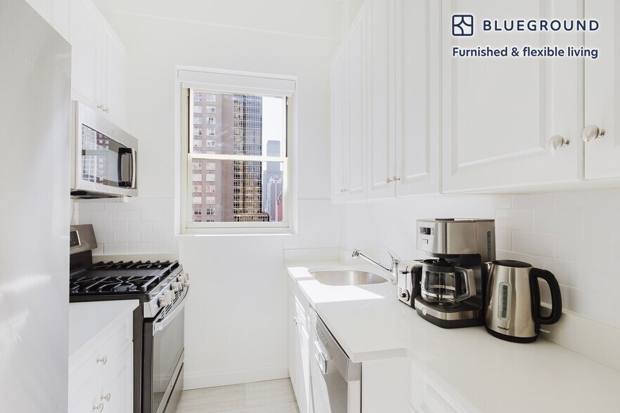 Building Photo - 300 E 57th St