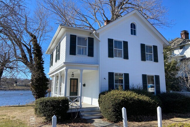 Building Photo - 12 Scholes Ln