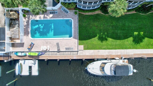 Building Photo - 3121 NE 51st St