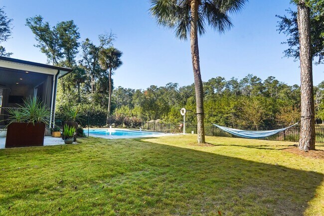 Building Photo - Pool/ Waterfront/ Custom Home in Waterways!