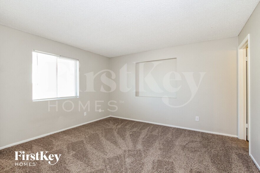 Building Photo - 5031 W Windrose Dr