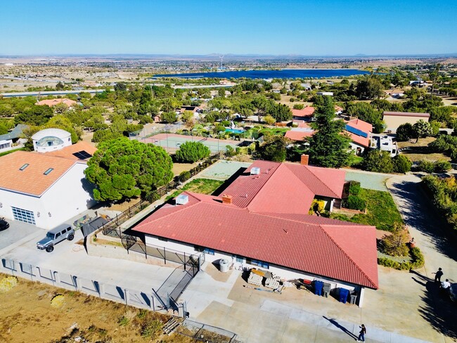 Building Photo - 527 Westlake Dr