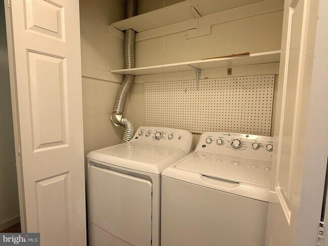 Building Photo - 71 Oak Knoll Dr