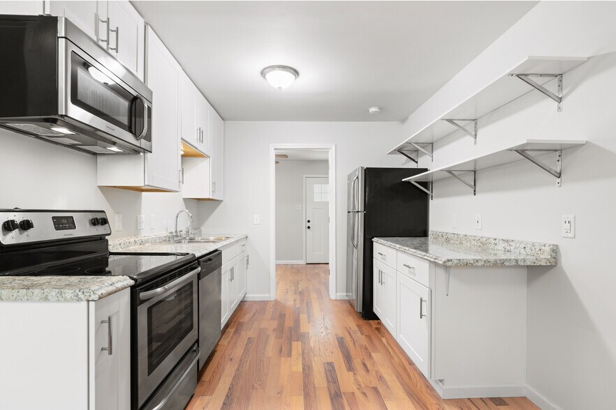 Kitchen - 1009 N Buchanan Blvd