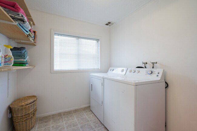 Building Photo - 3 Bedroom Home In St. George With Spacious Backyard