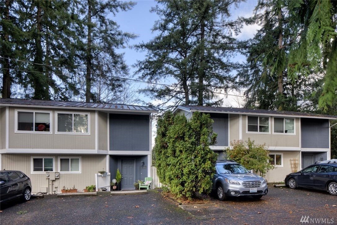 Small building with only 4 units - 330 SE Donnelly Ln