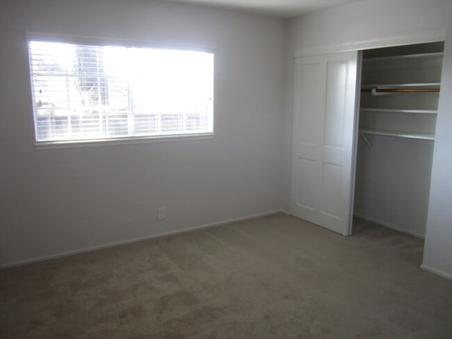 Building Photo - SPACIOUS 3BED, 2 BATH IN EXCELLENT SANTA C...