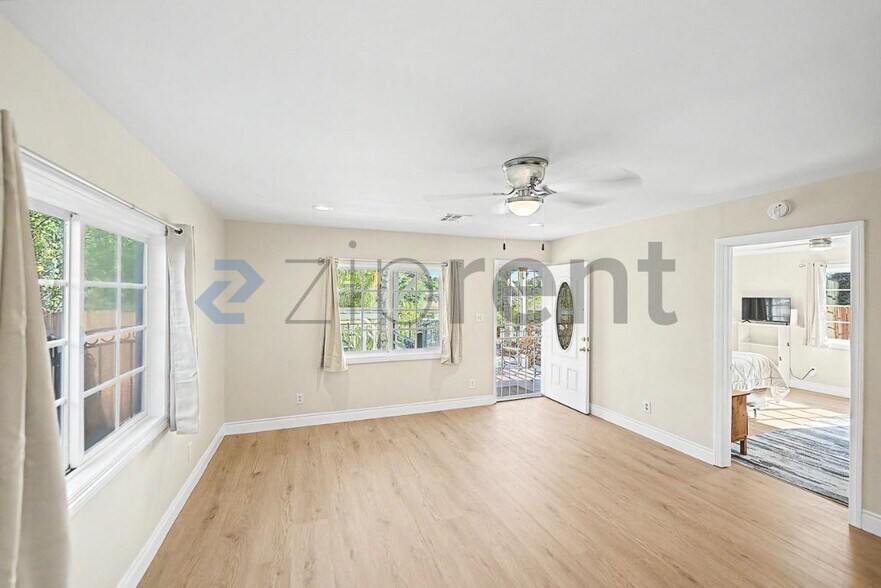 Building Photo - Unit