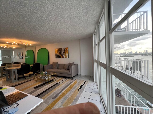 Building Photo - 1228 West Ave