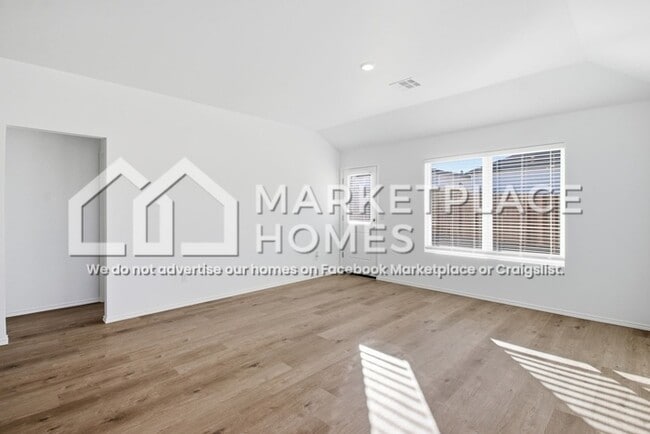 Building Photo - 800 NE 102nd Ter