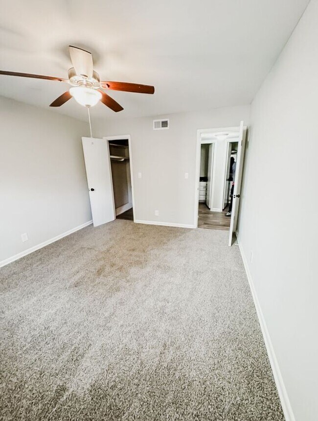 Building Photo - Premium 2 Bedroom Living in the Heart of Northlake