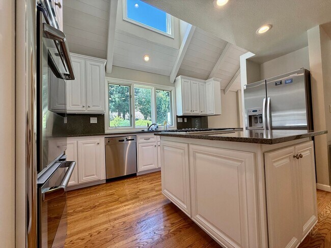 Building Photo - Stunning, Furnished 4 Bed 3.5 Bath + Offic...