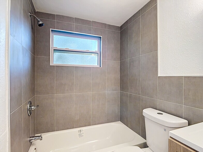 Building Photo - 5711 Pine St