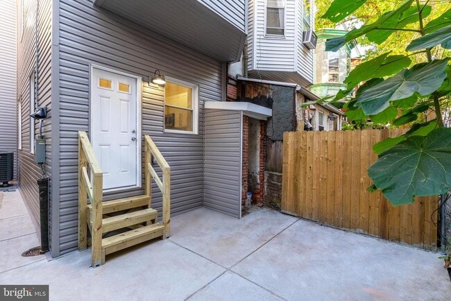 Building Photo - 1552 N 28th St