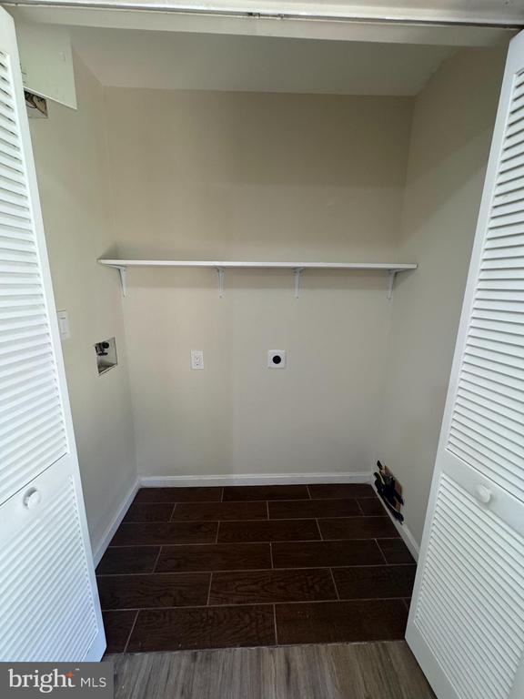 Building Photo - 6007 Rose Bay Dr