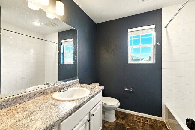 Building Photo - 3 Bedroom 2.5 Bathroom "Like-new" Single Family Home Immediately!