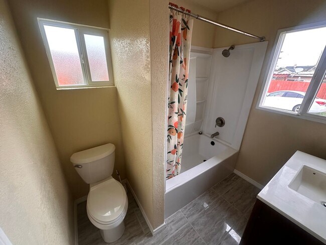 Building Photo - 2 Bedroom, 2 BA house for Rent in National...