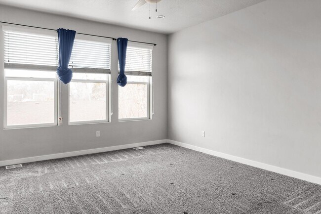 Building Photo - 721 E Zekes Ct