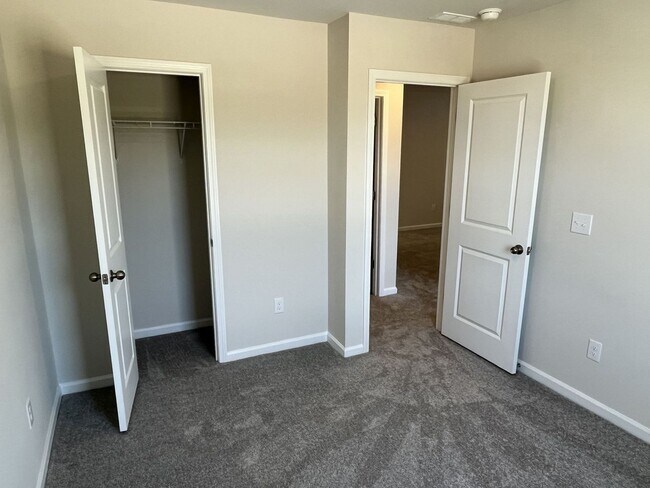 Building Photo - COMING AUGUST 2026!!! Newer 4 Bed Home in University Area