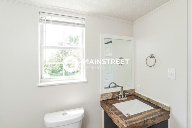 Building Photo - 3 Bedroom Pet-Friendly Home in POWELL, TN with Main Street Renewal