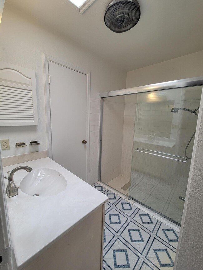 Building Photo - 7716 Iroquois Dr
