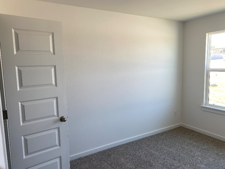 Building Photo - 1032 PEBBLE Dr