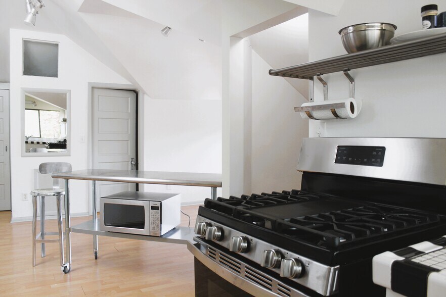 New stainless gas range in 2022 - 851 E 3rd Ave