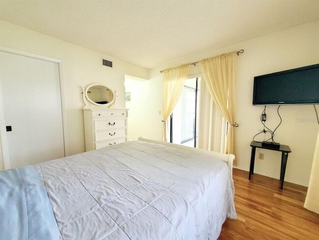 Building Photo - 20 Woodlake Pl