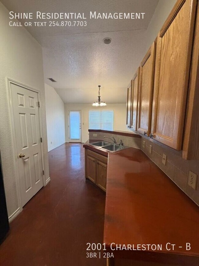 Building Photo - 2001 Charleston Ct