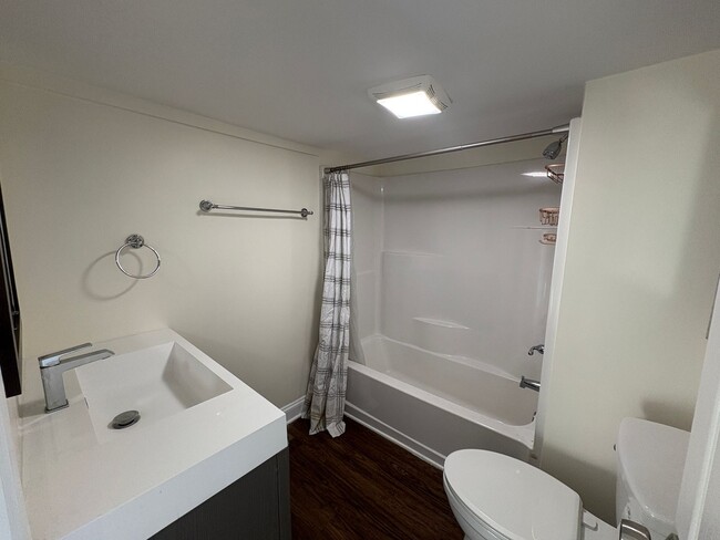 Building Photo - 2/2 Charming Home in West Greenville!