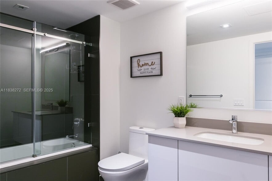 Building Photo - 1600 NE 1st Ave