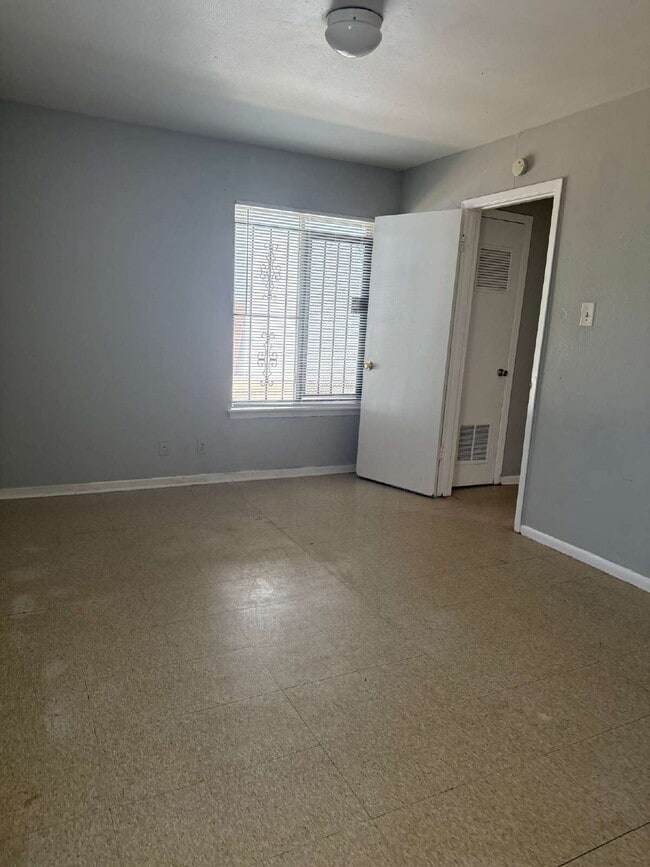 Building Photo - Affordable One Bed/One Bath in a Duplex