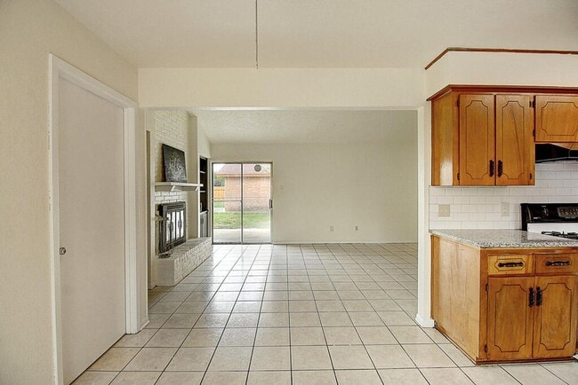 Building Photo - 2202 Saxony Dr