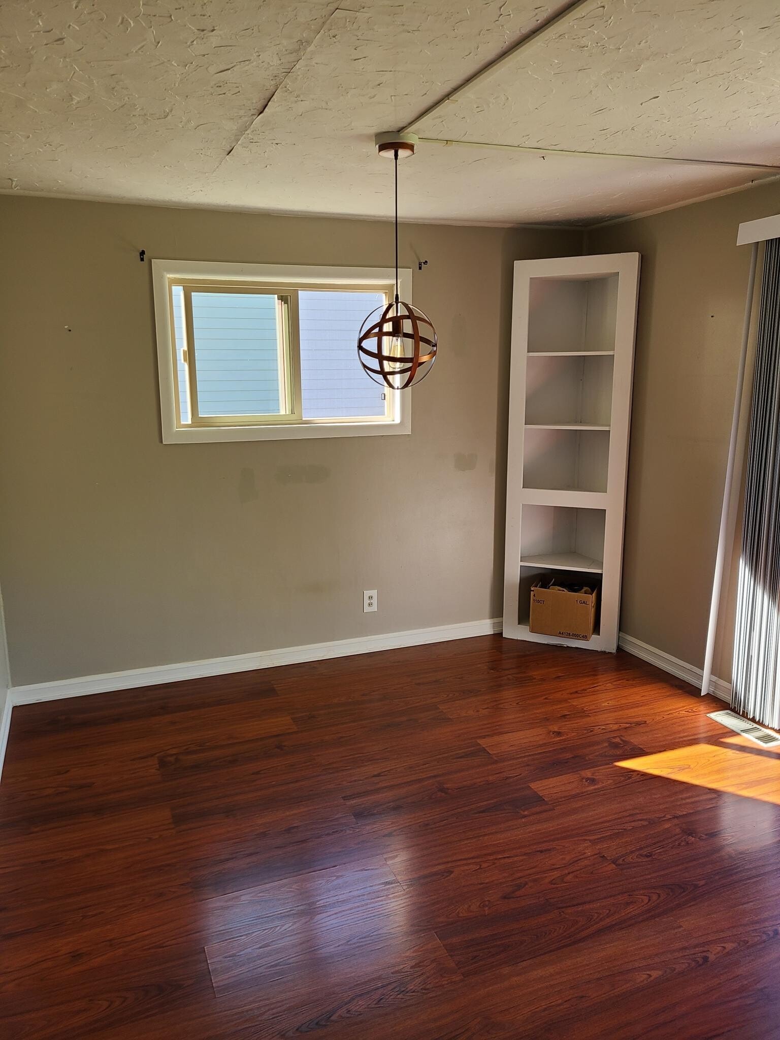 Dining Room - 16427 Front Ave