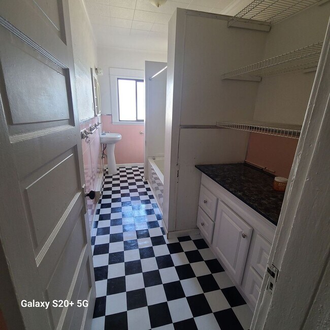 Building Photo - 626