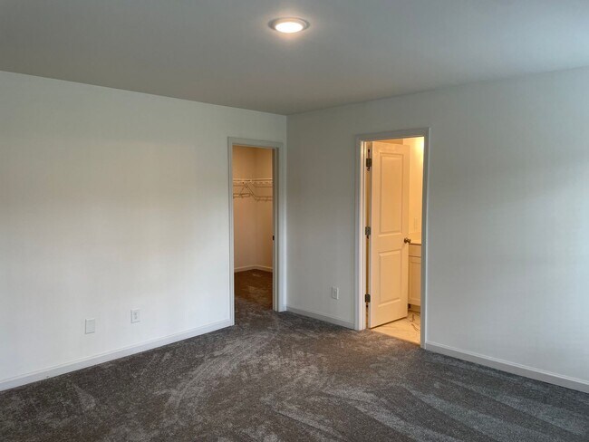 Building Photo - 961 Pine Needles Rd