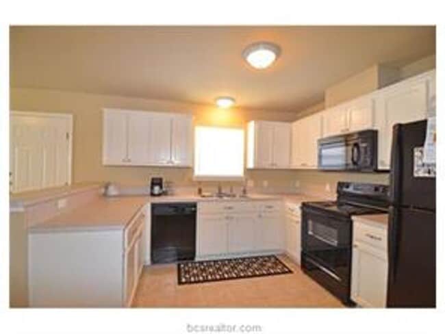 Building Photo - Large 3/2 duplex with fenced back yard