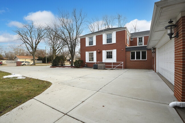 Building Photo - 305 N Reed St