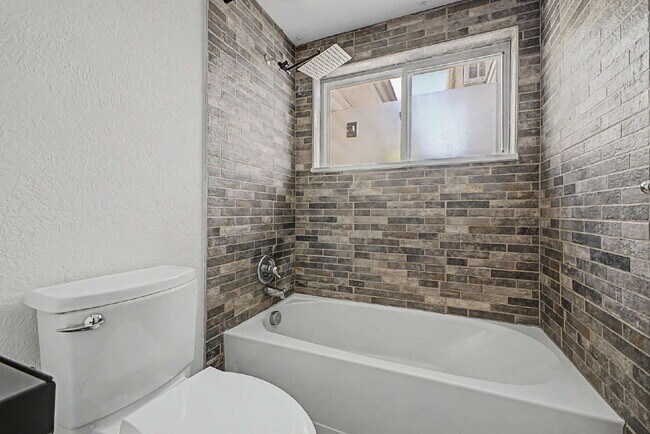 Building Photo - "Charming 3-Bed Townhouse in Denver's Heart – Spacious 1350 Sq Ft Living!"