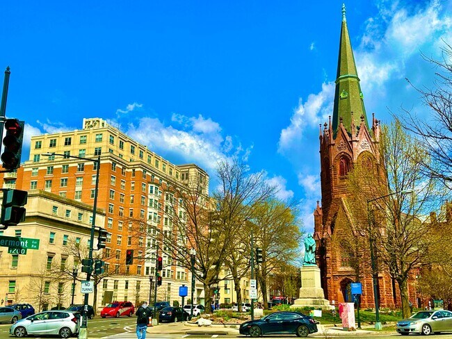 Building Photo - FREE RENT! Fantastic 1 Bed with Den/Office/Additional Sleeping area! Conveniently located near Du...