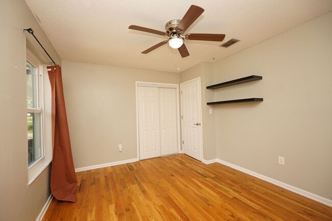 Building Photo - 4 Bedroom Home in Valparaiso- Near Eglin AFB