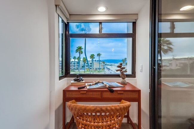 Building Photo - 1510 The Strand