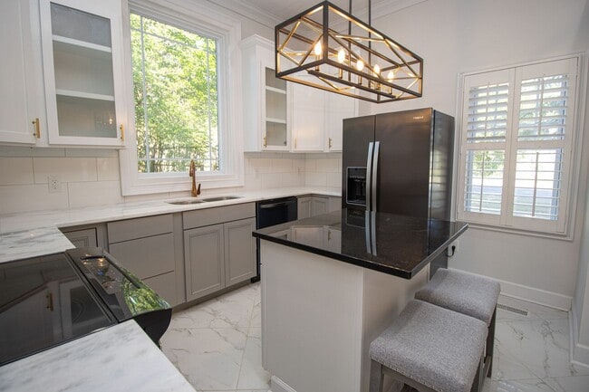 Building Photo - Historic Charm Meets Modern Living in Olympia – Walk to Williams-Brice Stadium!