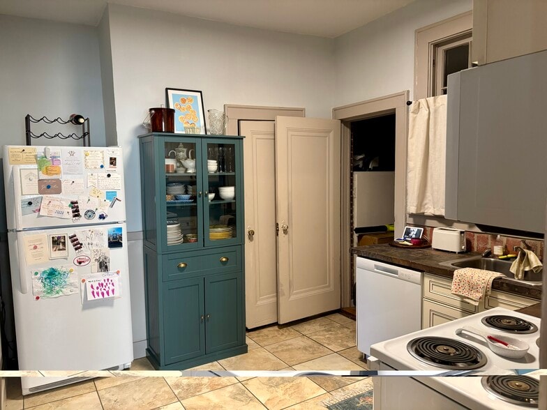 Kitchen w Cabinet and walk-in pantry - 1302 E Victory Dr